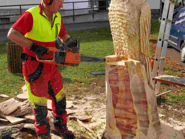 2018_-_motorsaegenkunst_am_gemeindehaus_20181004_1408636829